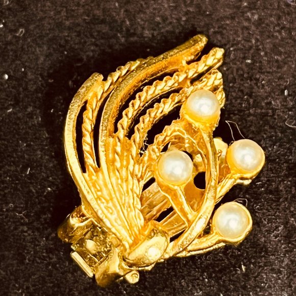 Vintage Gold Tone And Faux Pearl Clip On Earrings & Brooch Set (3816) - Picture 2 of 11